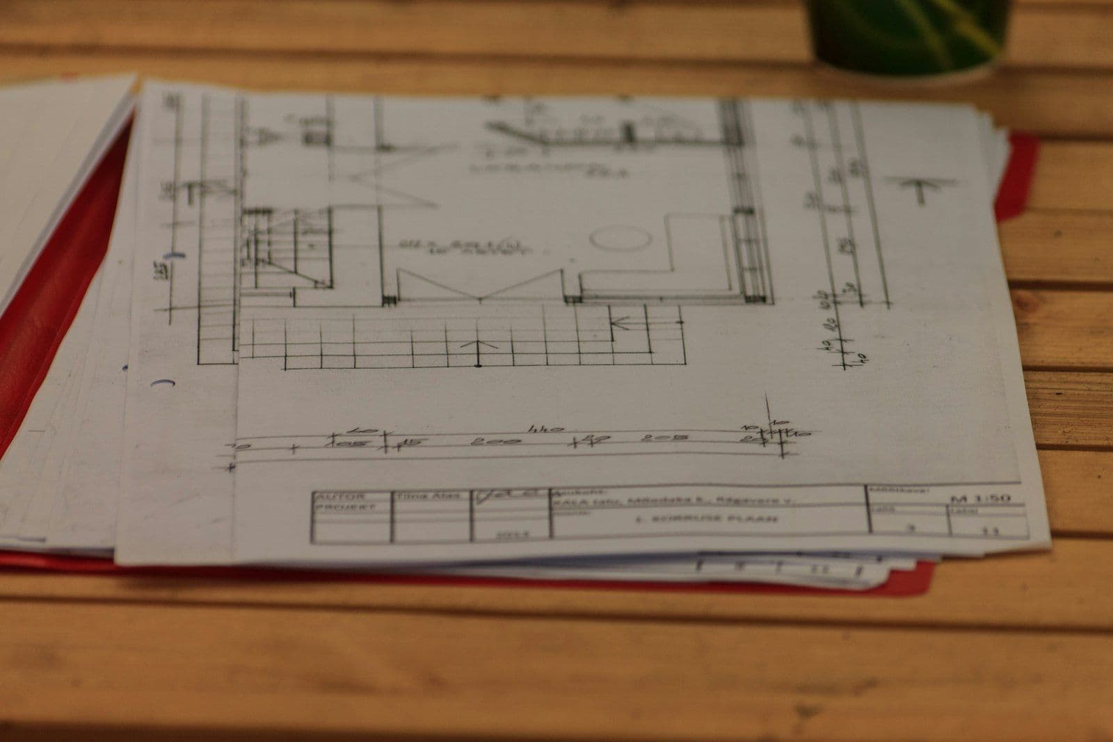 Plans d'architecte étalés sur une table